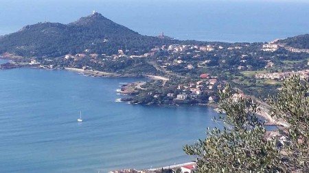 Le Dramont-Tiki-Plage - en arrrière plan  l'île d'or